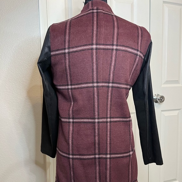 Lisa Rinna Collection, open front, plaid jacket with faux leather sleeves. XS - Picture 4 of 13